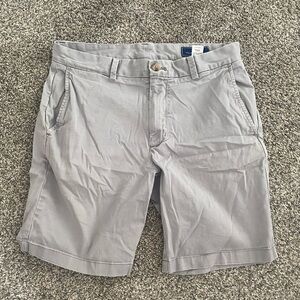 Vineyard Vines Light Gray Flat Front Shorts size 31 Great condition